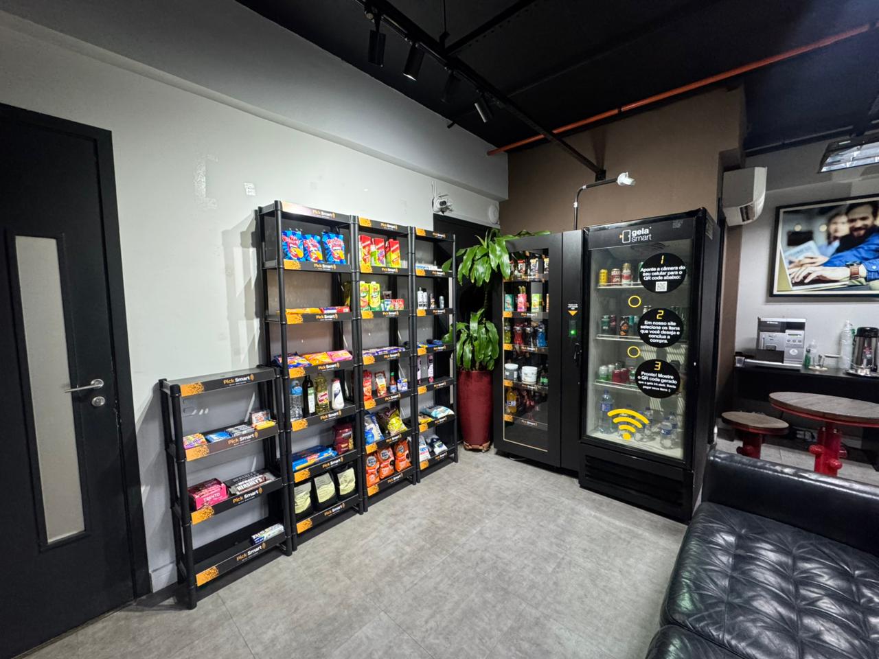 Mercado autônomo PickSmart instalado em área de descanso de uma empresa