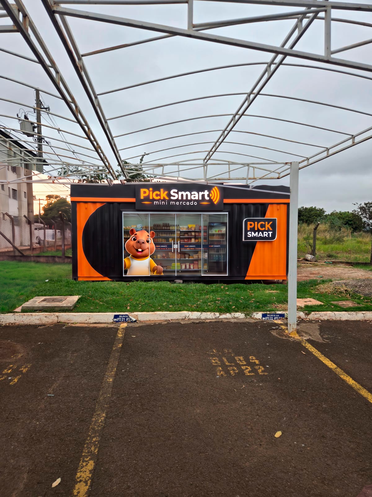 Mercadinho autônomo PickSmart em contêiner instalado em condomínio residencial